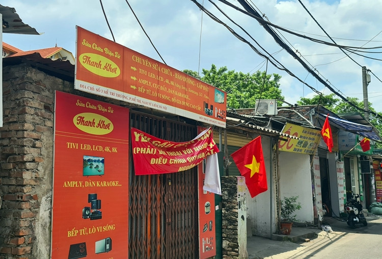 Đầu tháng 6 vừa qua, quận Nam Từ Liêm đã đối thoại với người dân liên quan đến dự án đường Đỗ Đức Dục - Mễ Trì về bồi thường, giải phóng mặt bằng, cưỡng chế thu hồi đất, tái định cư... Tuy nhiên, đến nay vẫn còn một số hộ dân băn khoăn về chính sách, khiếu nại nguồn gốc đất nên đã căng băng rôn, không bàn giao mặt bằng.