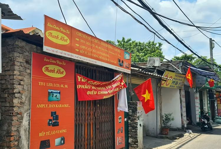 Đầu tháng 6 vừa qua, quận Nam Từ Liêm đã đối thoại với người dân liên quan đến dự án đường Đỗ Đức Dục - Mễ Trì về bồi thường, giải phóng mặt bằng, cưỡng chế thu hồi đất, tái định cư... Tuy nhiên, đến nay vẫn còn một số hộ dân băn khoăn về chính sách, khiếu nại nguồn gốc đất nên đã căng băng rôn, không bàn giao mặt bằng.