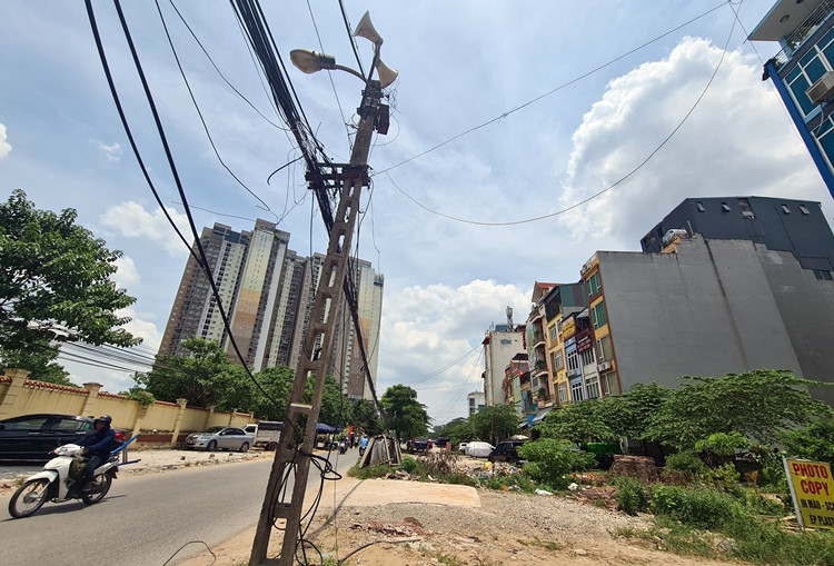 Dự án đường hiện có khoảng 200m mặt bằng sạch, từ đường Mễ Trì đến ngõ 4 Đồng Me. Tuy nhiên, đoạn mặt bằng này hiện vẫn nhếch nhác rác thải và cỏ dại mọc um tùm.