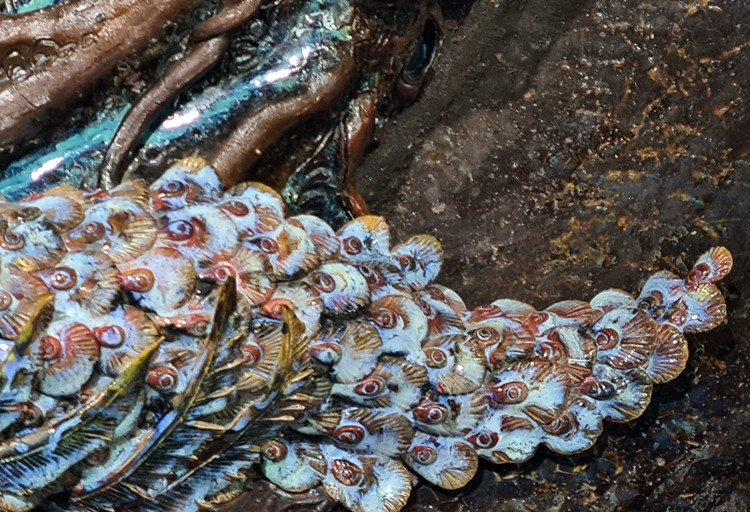 Nghệ nhân Nguyễn Hùng đã kết hợp cả gốm và sứ trong cùng một sản phẩm, bên cạnh đó là kỹ thuật đặc biệt đưa điêu khắc và phù điêu đắp nổi trên gốm.