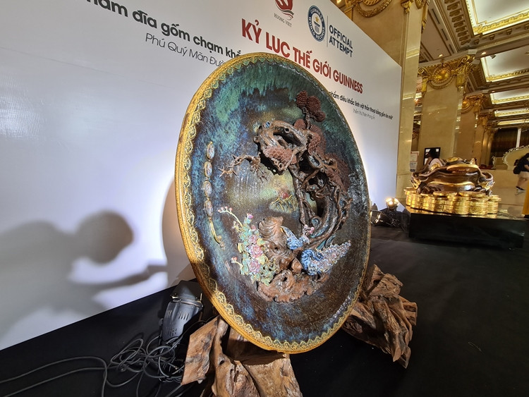 Trong đề tài "Phú quý mãn đường" luôn có sự cộng hưởng của biểu tượng “chim công” và “hoa mẫu đơn”. Đĩa hình tròn tượng trưng cho sự viên mãn, đủ đầy, trọn vẹn. Những đường hoa văn giống nhau, lặp lại trên vành đĩa tượng trưng cho sự viên mãn, phú quý trọn vẹn này được lặp đi lặp lại đời này qua đời khác.