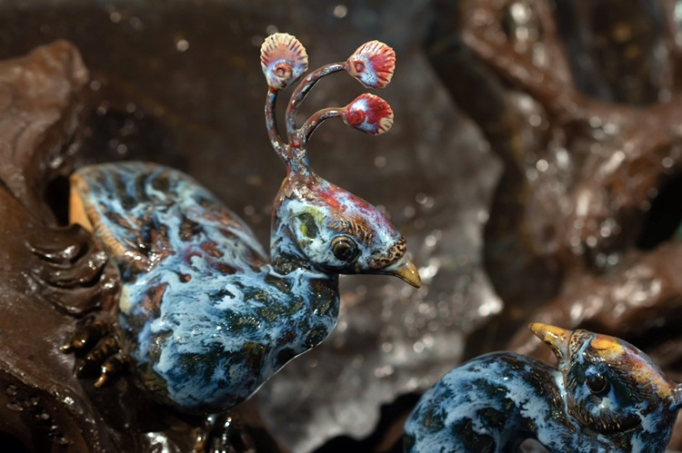 Hình tượng “chim công” hiện thân cho một sự khởi đầu mới, thành công mới, phú quý giàu sang. Hình ảnh đôi chim công còn biểu trưng cho tình yêu đôi lứa, tình nghĩa vợ chồng son sắt thuỷ chung.