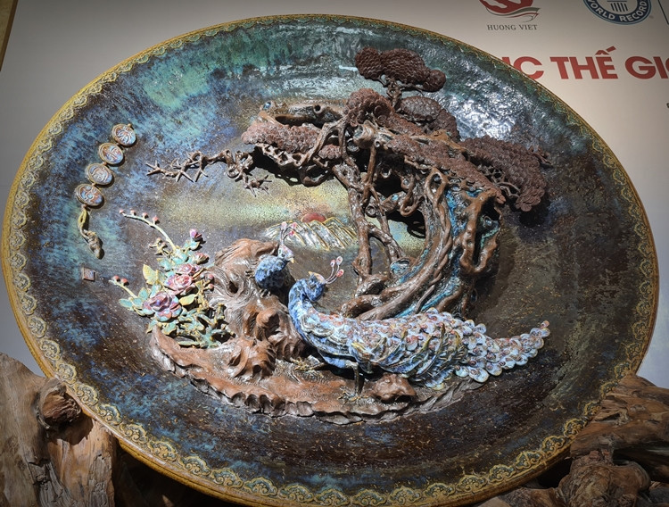 Sự kết hợp giữa “đôi chim công và hoa mẫu đơn” được xuất hiện nhiều trong các tác phẩm hội hoạ và phong thuỷ.