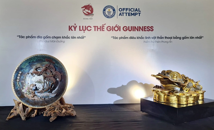 Hai tác phẩm của nghệ nhân Nguyễn Hùng đạt kỷ lục thế giới là: Tác phẩm đĩa gốm đắp nổi chạm khắc lớn nhất thế giới và Tác phẩm điêu khắc linh vật thần thoại bằng gốm lớn nhất thế giới.