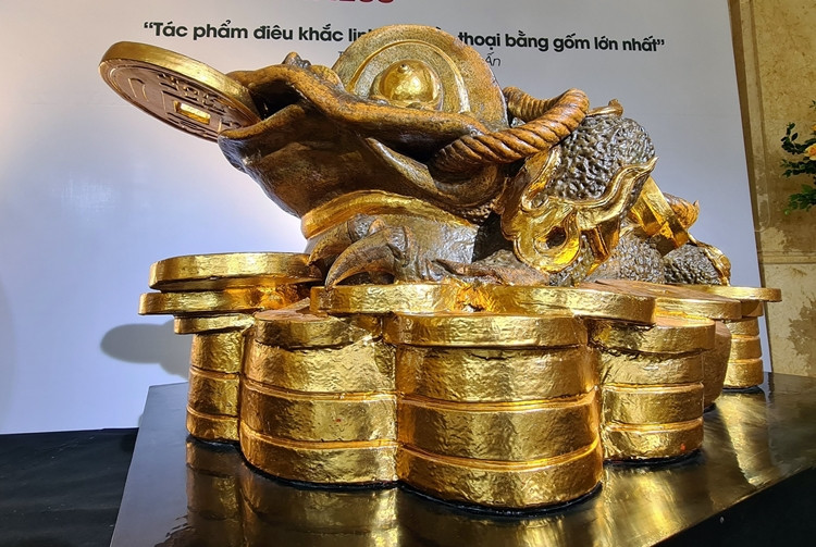 Tác phẩm điêu khắc linh vật thần thoại bằng gốm lớn nhất thế giới là tượng "Thiềm thừ thiên phong ấn" nặng 1.500kg, với chiều dài 173cm, rộng 110cm, cao 78cm, được chế tác liên tục trong hơn 6 tháng.