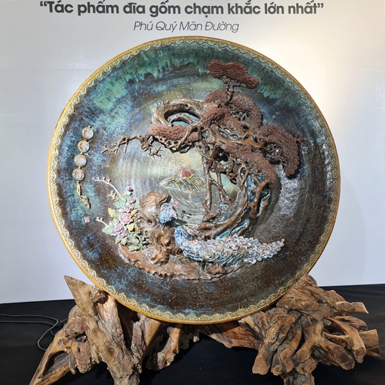 Tác phẩm đĩa gốm đắp nổi chạm khắc lớn nhất thế giới có tên “Phú quý mãn đường”. "Phú quý mãn đường" được kỷ lục thế giới Guinness vinh danh nặng 400 kg, có đường kính 1,37m, được nghệ nhân chế tác liên tục trong 2500 giờ (khoảng 1,5 năm).