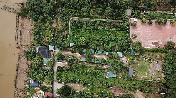 Tại khu vực này, nhiều đối tượng còn tự ý san lấp mặt bằng trái phép sử dụng vào việc xây dựng lều lán, chăn nuôi gia cầm...