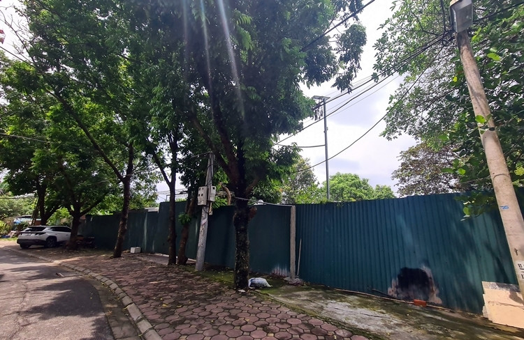 Trước đó, năm 2019, trong số loạt công trình xây trái phép, lấn chiếm hành lang đê sông Hồng thì công trình này cũng từng được báo chí nhắc đến. Thời điểm đó, Chủ tịch UBND phường Ngọc Thụy là ông Nguyễn Quốc Văn, sau đó ông Văn chuyển lên công tác lên quận Long Biên.