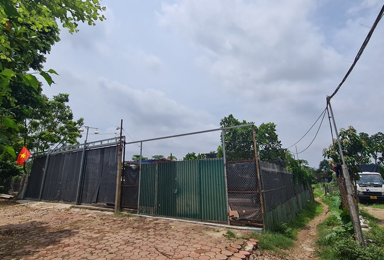 Vô số các công trình nhà tạm vi phạm đất đai, trật tự xây dựng tại khu vực bãi bồi ven sông Hồng thuộc tổ 36 Bắc Cầu, phường Ngọc Thụy, quận Long Biên, Hà Nội.