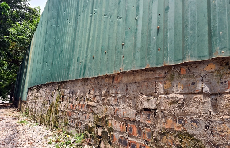 Bức tường gạch, cùng với tôn cao được xây dựng và quây kín bên ngoài ô đất này. Còn bên trong là khu nhà vườn được trang trí, xây dựng một cách hoành tráng.