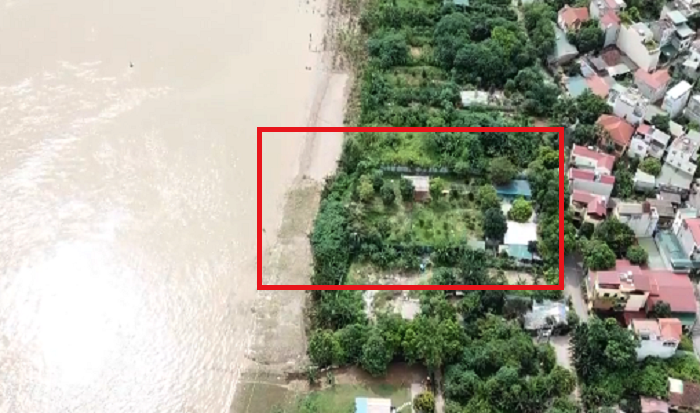 Nhiều ô đất bãi bồi ven sông Hồng được các hộ xây tường gạch, dựng rào tôn cao để bảo vệ phần đất, tài sản đã lấn chiếm, thậm chí là để che mắt người bên ngoài không phát hiện việc xây dựng trái phép bên trong.