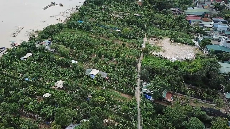 Nghiêm trọng hơn theo nhiều người dân sống gần khu vực bãi bồi sông Hồng cho biết, sau khi san lấp mặt bằng, lấn chiếm đất bãi bồi các đối tượng tự ý giao dịch chui, tiến hành mua bán, chuyển nhượng trái phép đất bãi ven sông bằng giấy tờ viết tay, không thông qua chính quyền, các cơ quan chức năng sở tại.