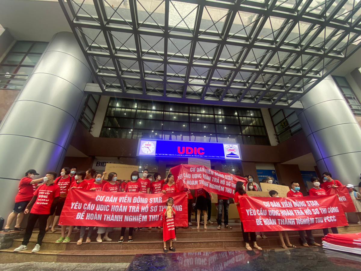 Ha Noi: Vi sao cu dan chung cu Vien Dong Star cang bang ron truoc tru so UDIC?