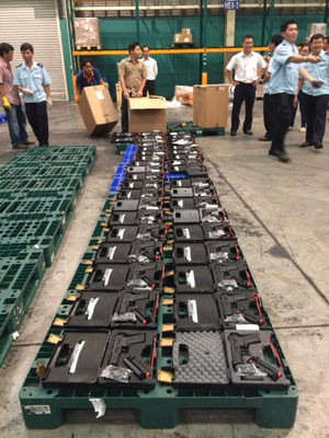 Bắt số súng quân dụng cực lớn định tuồn vào Việt Nam Bat so sung quan dung cuc lon dinh tuon vao Viet Nam