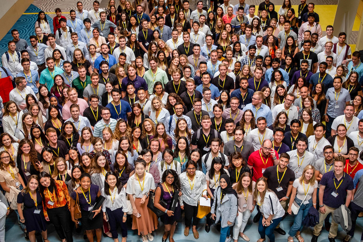 Vào năm 1800, dân số thế giới là 1 tỷ người. 220 năm sau, con số này là 7,6 tỷ người. Điều này có nghĩa dân số thế giới đã tăng gấp gần 8 lần.