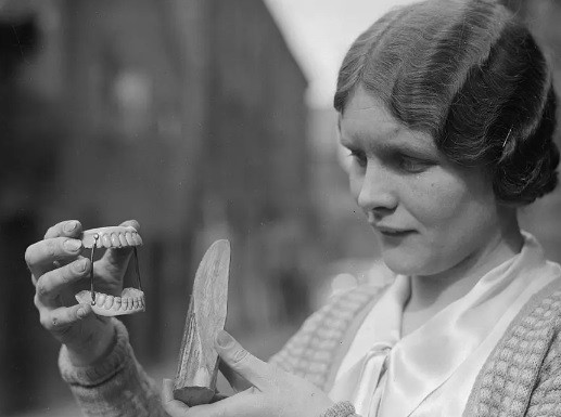 Trong thế kỷ 19, răng giả thường được làm bằng cách sử dụng răng lấy từ thi thể những người lính tử trận, bao gồm trận Waterloo năm 1815. Trận Waterloo là một trong những trận chiến đẫm máu nhất lịch sử với khoảng 50.000 binh sĩ chết trận.