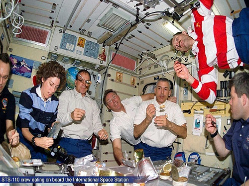 Ly do phi hanh gia NASA an duong dua tren vu tru?-Hinh-2