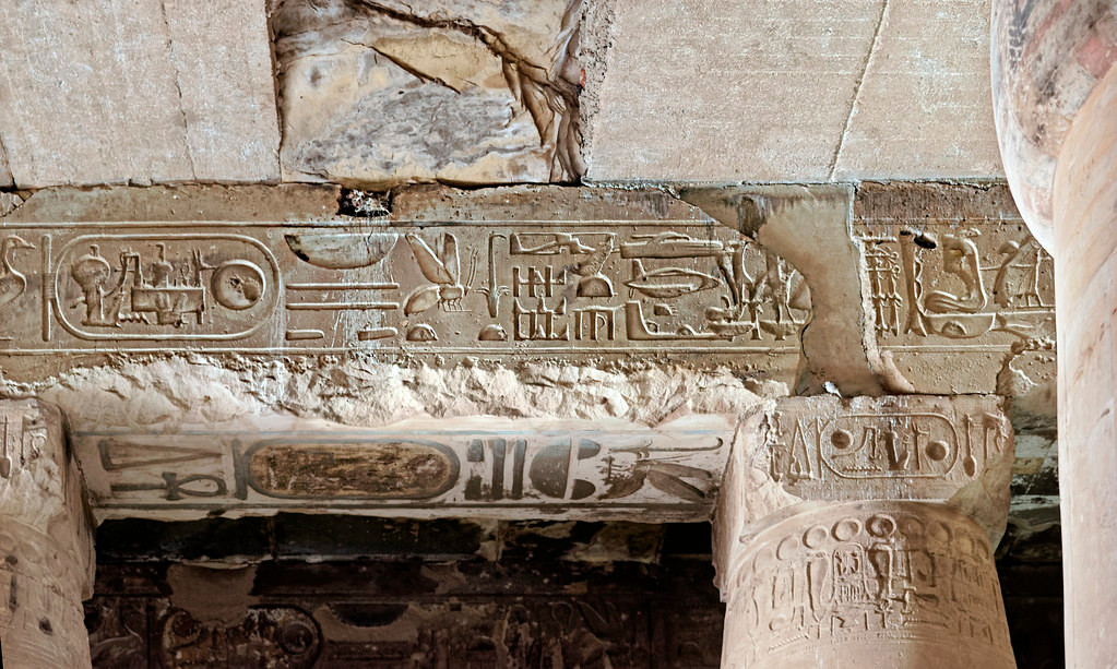 Theo các chuyên gia, những ký tự "lạ" trong đền thờ Seti I có niên địa khoảng 3.000 năm tuổi.