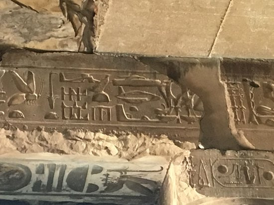 Một số nhà nghiên cứu suy đoán có thể người Ai Cập cổ đại đã nhìn thấy trước tương lai và dự báo về sự ra đời của máy bay, tàu ngầm vào hàng ngàn năm sau.