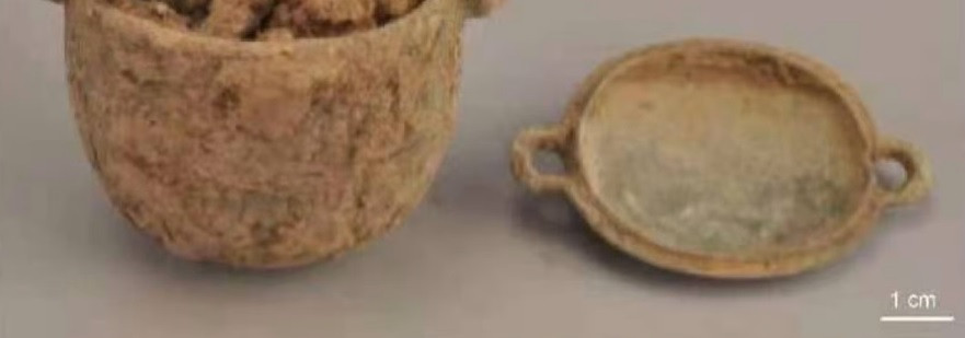 Nhóm chuyên gia xác định thành phần chất bột cặn trong lọ là loại chì trắng. Nó được người xưa sử dụng để làm ra mỹ phẩm làm trắng da.