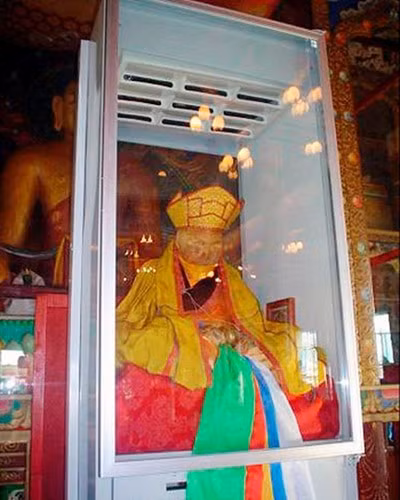 Xác ướp Lạt Ma Phật giáo Dashi-Dorzho Itigilov (1852 - 1927) khiến nhiều người kinh ngạc khi không có dấu hiệu bị phân hủy dù ông đã qua đời từ gần 100 năm trước. Theo các chuyên gia, cơ bắp, các mô, khớp bên trong của vị Lạt Ma này vẫn còn khá mềm mại.