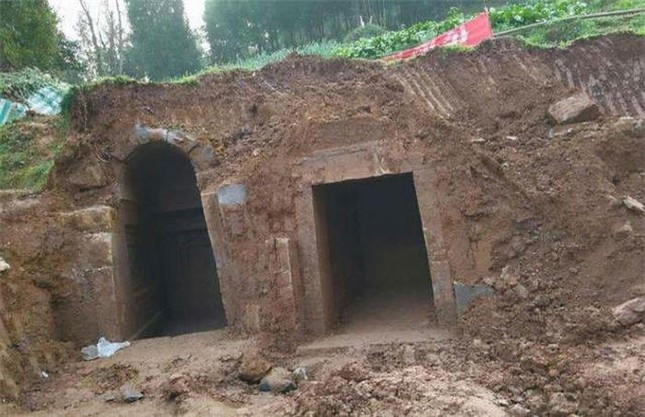 Mở mộ cổ, hết hồn 2 hài cốt nữ không 'mảnh vải che thân' Mo mo co, het hon 2 hai cot nu khong 'manh vai che than'