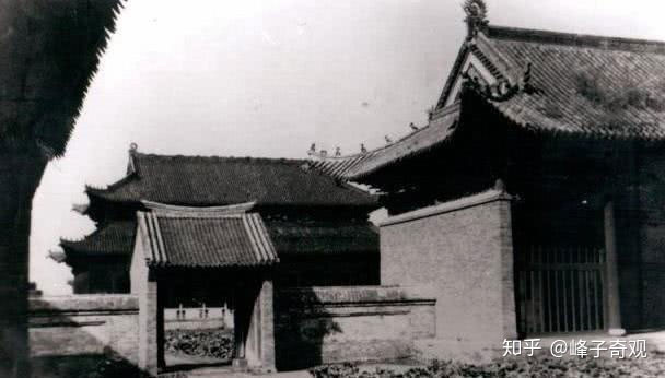 Không những vậy, mỗi tù nhân phải đi khoảng 50 km mỗi ngày để tới Ninh Cổ Tháp. Quãng hành trình này kéo dài trong vài tuần. Trên đường đi, tù nhân phải đeo gông cùng, xiềng xích, thậm chí bị quân lính đánh đập, không cho nhiều thời gian nghỉ ngơi. Ngay cả vấn đề ăn uống của tù nhân cũng bị binh lính phớt lờ, cho rất ít thức ăn.