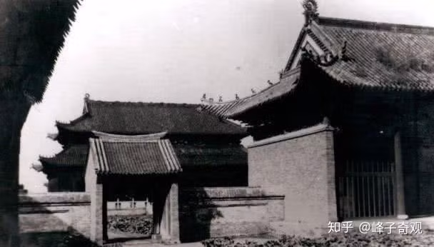 Không những vậy, mỗi tù nhân phải đi khoảng 50 km mỗi ngày để tới Ninh Cổ Tháp. Quãng hành trình này kéo dài trong vài tuần. Trên đường đi, tù nhân phải đeo gông cùng, xiềng xích, thậm chí bị quân lính đánh đập, không cho nhiều thời gian nghỉ ngơi. Ngay cả vấn đề ăn uống của tù nhân cũng bị binh lính phớt lờ, cho rất ít thức ăn.