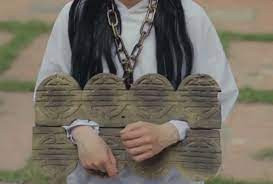 Trong quá trình làm việc, nhiều tù nhân bị lính canh đánh đập. Phải làm việc nặng nhọc liên tục trong thời gian dài, ít thời gian nghỉ ngơi, ăn uống ít ỏi khiến phạm nhân gầy gò, ốm yếu.