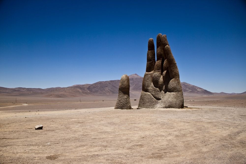 La Mano del Desierto do nhà điêu khắc Chile Mario Irarrázabal thực hiện và một tổ chức địa phương tài trợ vốn. Bàn tay khổng lồ này được xây dựng từ đầu những năm 1980 và hoàn thành vào năm 1992. Vật liệu chính được sử dụng trong công trình này là sắt thép và xi măng.
