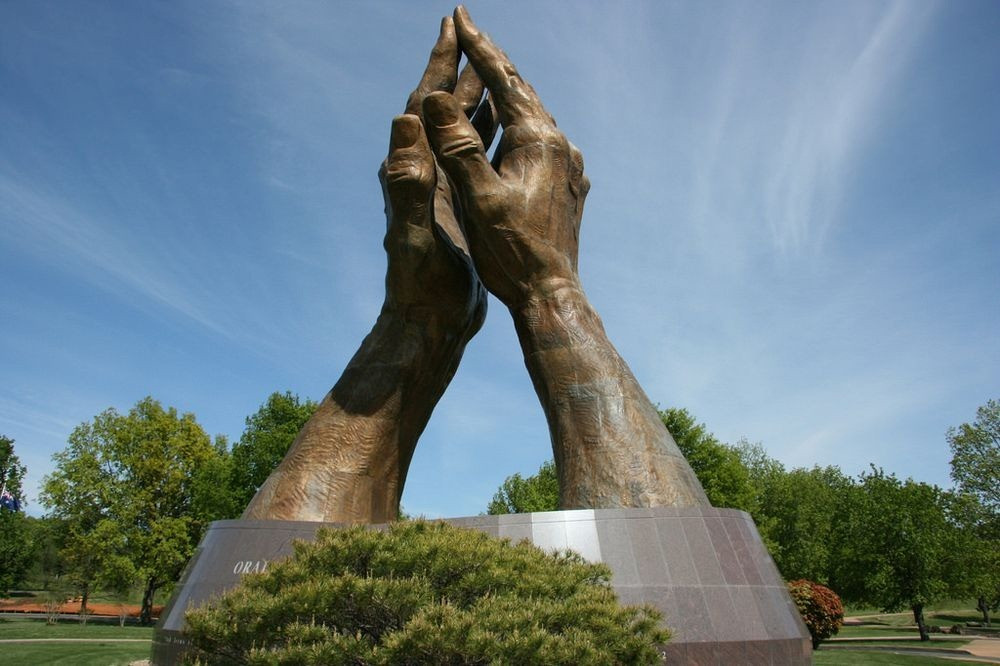 Praying Hands là bức tượng điêu khắc bằng đồng tọa lạc ở khuôn viên Đại học Oral Roberts, Tulsa, Oklahoma, Mỹ được hàng triệu người biết đến.