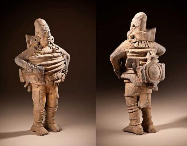 Bức tượng này đến từ Guatemala có niên đại vào khoảng năm 500 - 850. Theo một số nhà nghiên cứu, người này dương như khoác trên minh trang phục và thiết bị của phi hành gia.
