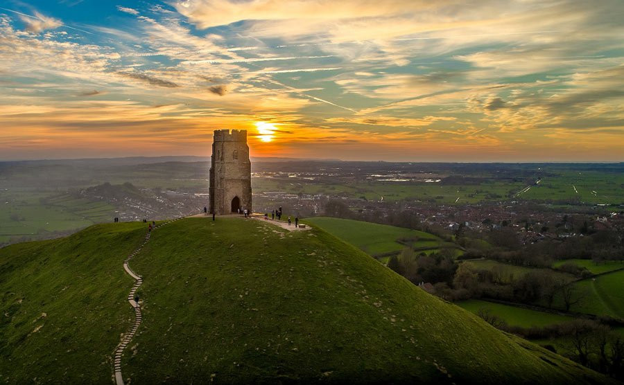 Đồi Glastonbury Tor ở Somerset, Anh được một số người tin rằng là cánh cổng dẫn tới thế giới khác. Theo một số truyền thuyết, vùng đất này gắn liền với nhà vua Arthur nổi tiếng lịch sử.
