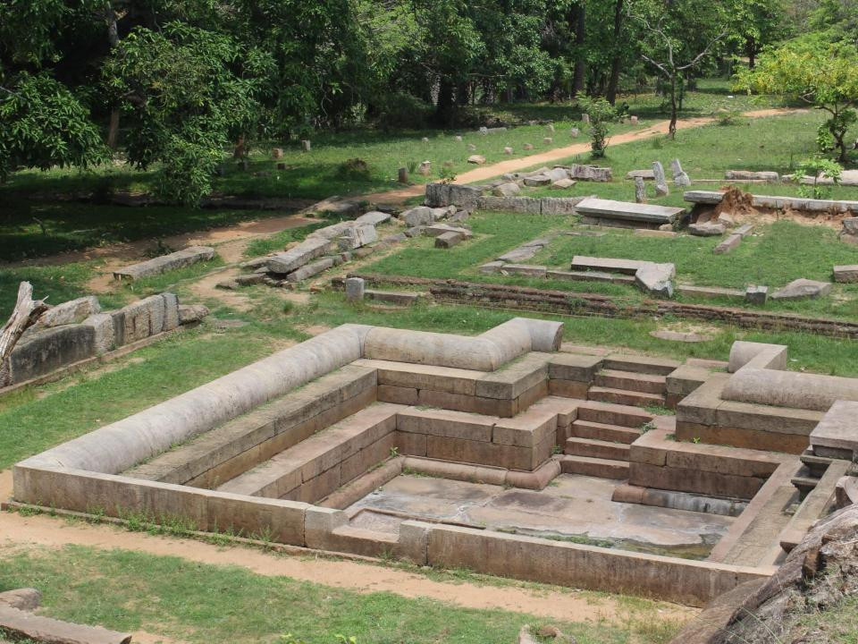 Những bức tranh được chạm khắc trên các phiến đá tại công viên Ranmasu Uyana được cho là chứa hướng dẫn để mở cánh cổng bí ẩn này. Tuy nhiên, đến nay, giới chuyên gia vẫn chưa giải mã được những nội dung được ẩn giấu trong các bức tranh cổ đó.