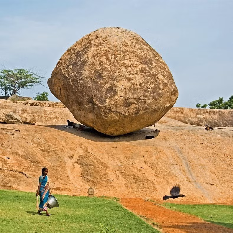 Krishna’s Butterball còn được nhiều người biết đến khi được đề cập đến trong thần thoại của Ấn Độ. Khi còn nhỏ, thần Krishna rất thích bơ. Vị thần này thường lén lút ăn vụng bơ trong lọ bơ của mẹ. Trong một lần ăn vụng, thần Krishna đánh rơi một viên bơ xuống Trái đất và nó chính là tảng đá kỳ lạ Krishna’s Butterball.