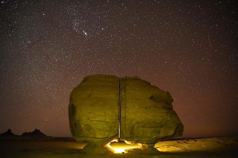 Ly kỳ hơn, một số người cho rằng, vết cắt hoàn hảo của tảng đá Al Naslaa có thể do người ngoài hành tinh sử dụng công nghệ vượt trội tạo ra. Tuy nhiên, giới nghiên cứu vẫn chưa tìm ra đâu là lời giải chính xác nhất.