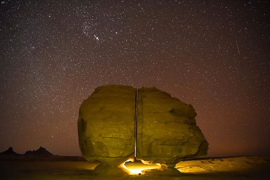 Ly kỳ hơn, một số người cho rằng, vết cắt hoàn hảo của tảng đá Al Naslaa có thể do người ngoài hành tinh sử dụng công nghệ vượt trội tạo ra. Tuy nhiên, giới nghiên cứu vẫn chưa tìm ra đâu là lời giải chính xác nhất.