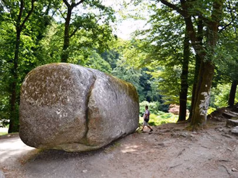 Điều này khiến giới chuyên gia tò mò vì sao người ta có thể khiến tảng đá Trembling Rock di chuyển. Tuy nhiên, đến nay, họ vẫn chưa tìm ra lời giải chính xác cho sự việc này.