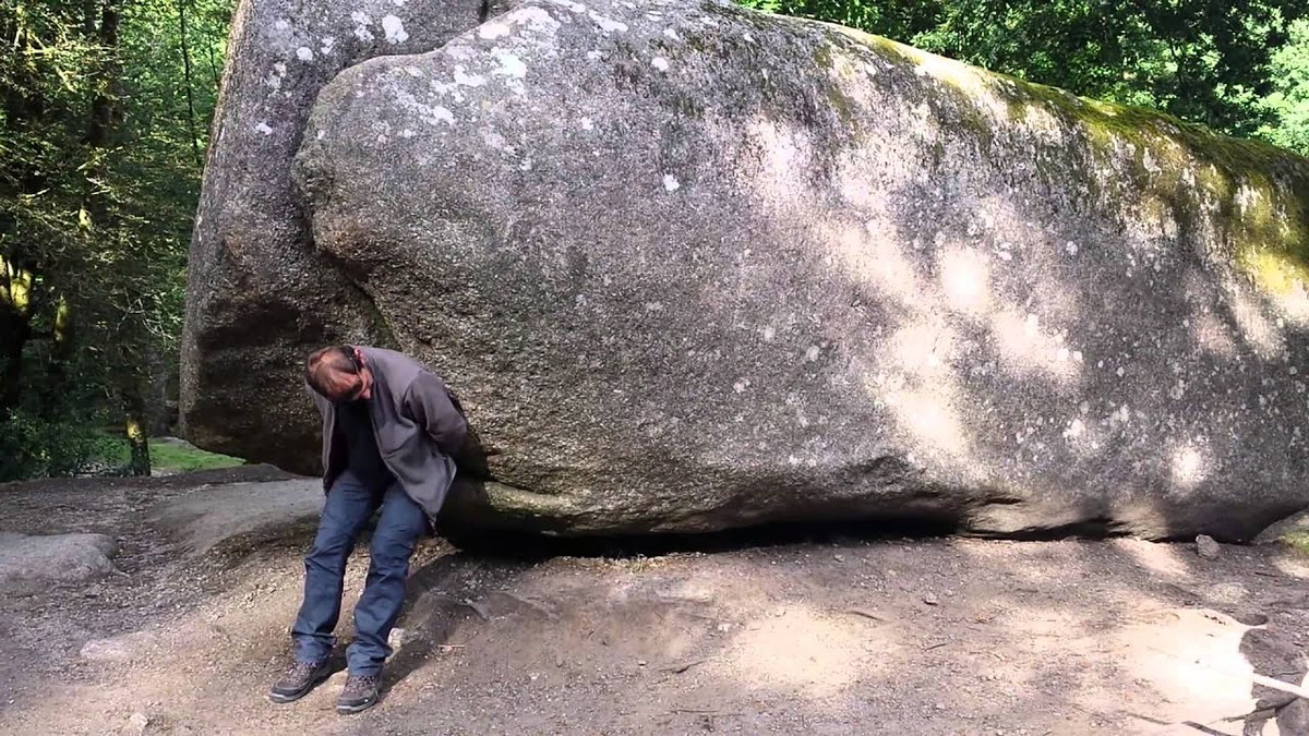 Tương tự Al Naslaa, bên trong khu rừng Huelgoat, thuộc vùng Brittany, Pháp có một tảng đá có tên là Trembling Rock bí ẩn.