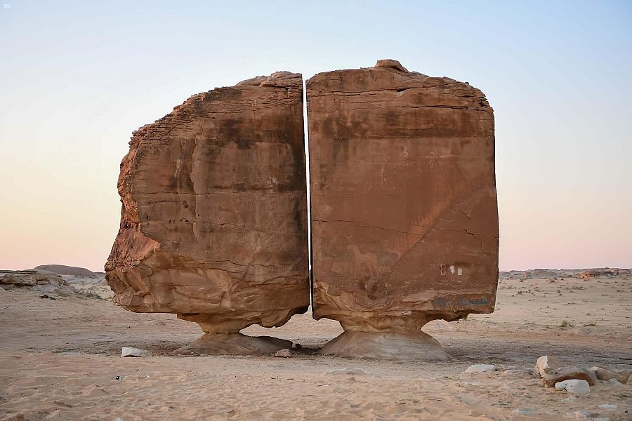 Tảng đá Al Naslaa được chia thành hai nửa với đường cắt sắc bén. Trải qua hàng vạn năm, chúng vẫn đứng hiên ngang trên một tảng đá nhỏ hơn ở phía dưới. Mỗi nửa khối đá cao chừng 9m, bề rộng khoảng 7,5 m, ước tính nặng hàng trăm tấn.