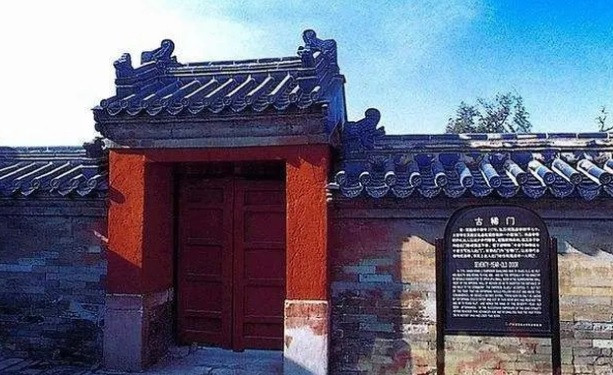 Hoàng đế Càn Long là nhà vua có thời gian tại vị lâu nhất (61 năm) và sống thọ nhất trong lịch sử phong kiến Trung Quốc. Do đó, ông hoàng này đích thân chủ trì nhiều lễ tế trong Tử Cấm Thành. Đến năm 1779, sức khỏe của vua Càn Long (khi ấy 70 tuổi) không còn tốt như xưa nên việc thực hiện các lễ tế ở Thiên Đàn khiến ông hao tổn sức khỏe.