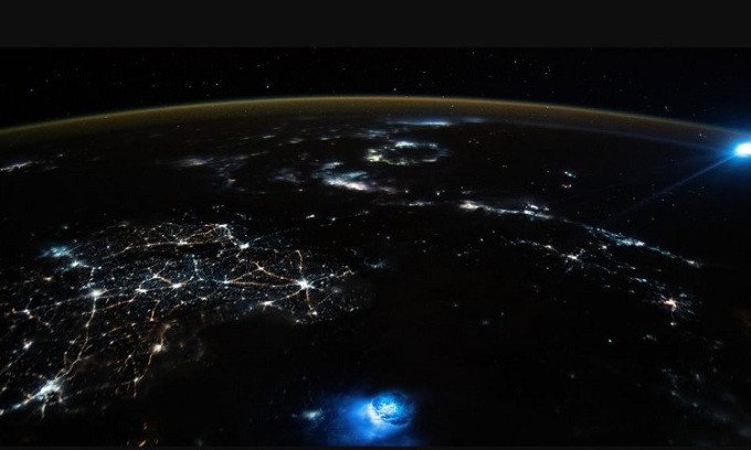 Vào ngày 9/10 vừa qua, Đài quan sát Trái đất của NASA công bố một bức ảnh chụp 2 quầng sáng xanh trên bầu khí quyển Trái đất. Bức ảnh này do một phi hành gia thuộc phi hành đoàn Expedition 66 khi trạm ISS bay qua Biển Đông vào năm 2021.