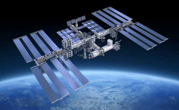 Các màu sắc khác nhau của ánh sáng có bước sóng khác nhau ảnh hưởng tới tương tác của chúng với hạt trong khí quyển. Theo các chuyên gia, ánh sáng màu xanh dương có bước sóng ngắn nhất. Vậy nên, chúng có nhiều khả năng phân tán nhất, khiến Mặt trăng có màu xanh như trong ảnh.