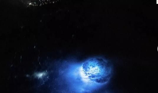 Quầng sáng màu xanh đầu tiên ở góc dưới bức ảnh là một tia sét khổng lồ trên vịnh Thái Lan. Theo Đài quan sát Trái đất của NASA, tia sét thường khó nhìn thấy từ trạm ISS do bị những đám mây che phủ.