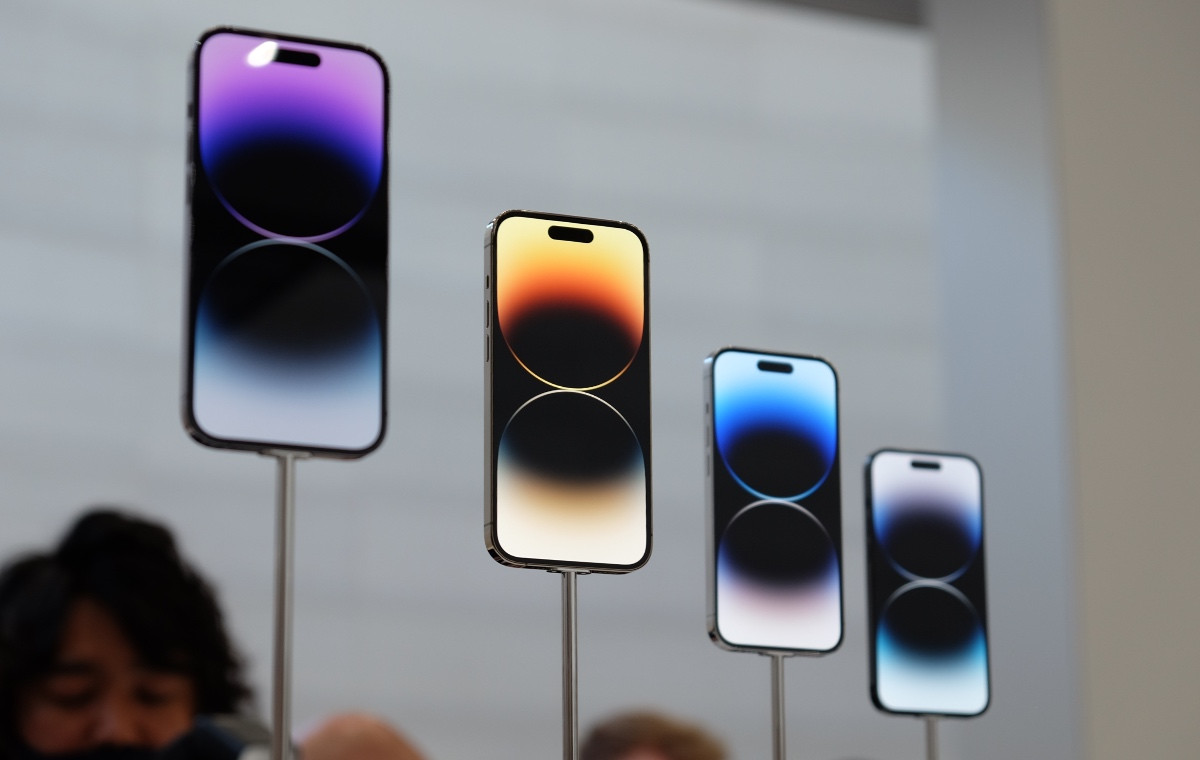 Ngoài ra, một số thông tin đồn đoán cho rằng, iPhone 15 series ra được Apple "trình làng" vào năm 2023 sẽ có nhiều nâng cấp đáng mong đợi như: ống kính tiềm vọng cho khả năng zoom quang 5x đến 6x, cổng kết nối USB-C thay vì Lightning, chip A17.