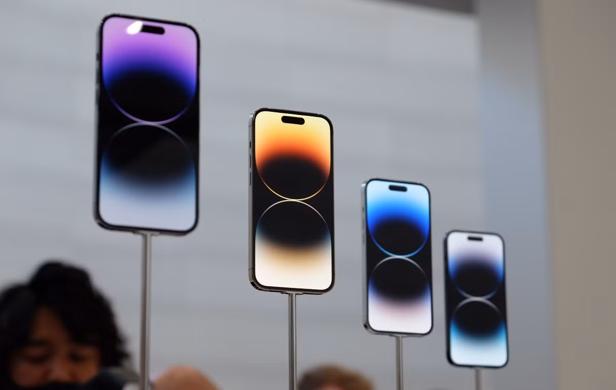 Ngoài ra, một số thông tin đồn đoán cho rằng, iPhone 15 series ra được Apple "trình làng" vào năm 2023 sẽ có nhiều nâng cấp đáng mong đợi như: ống kính tiềm vọng cho khả năng zoom quang 5x đến 6x, cổng kết nối USB-C thay vì Lightning, chip A17.