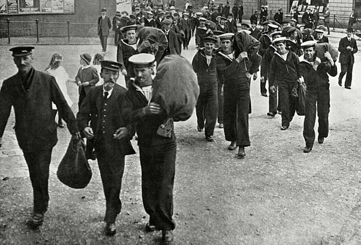 Vào ngày 2/8/1914, tất cả lực lượng dự bị của Hải quân Anh được huy động nhập ngũ, ra chiến trường đánh địch. Trong ảnh là các thủy thủ Anh chuẩn bị lên tàu ở Portsmouth.