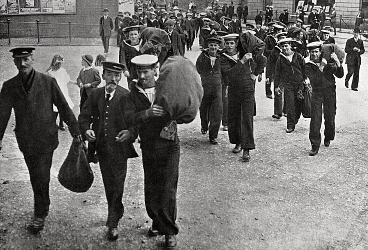 Vào ngày 2/8/1914, tất cả lực lượng dự bị của Hải quân Anh được huy động nhập ngũ, ra chiến trường đánh địch. Trong ảnh là các thủy thủ Anh chuẩn bị lên tàu ở Portsmouth.