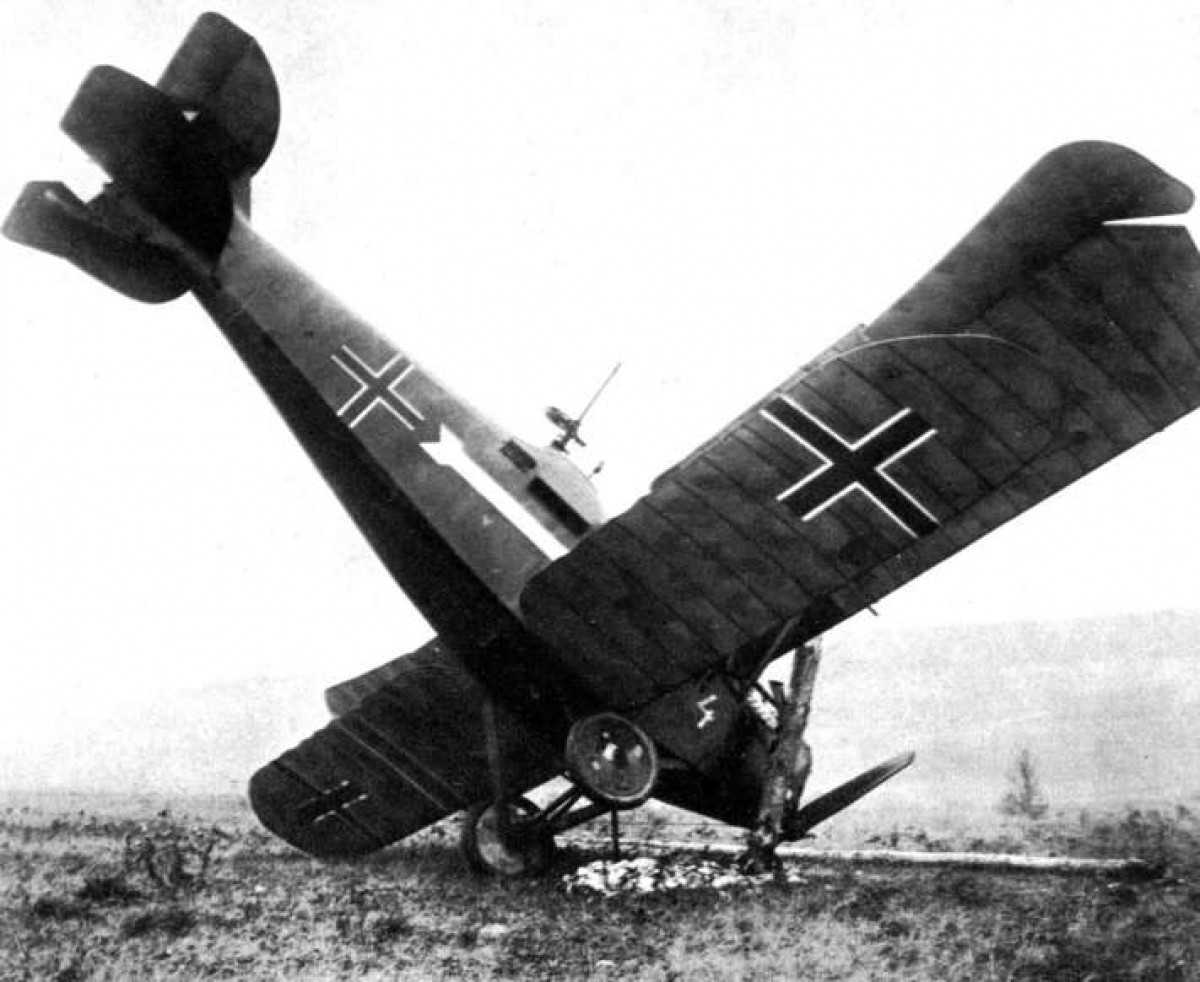 Một máy bay Đức bị bắn rơi năm 1914.
