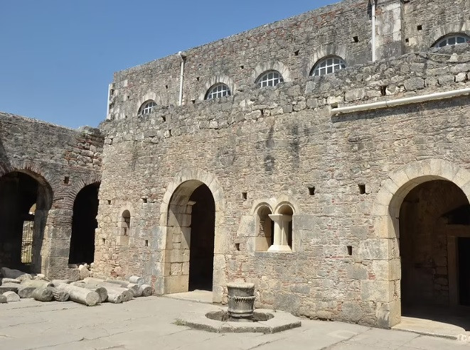 Thánh Nicholas được nhiều người biết đến là nguyên mẫu của ông già Noel. Mới đây, các nhà khảo cổ vui mừng thông báo đã tìm thấy ngôi mộ của vị thánh này ở bên dưới tàn tích của một nhà thờ cổ ở Thổ Nhĩ Kỳ.